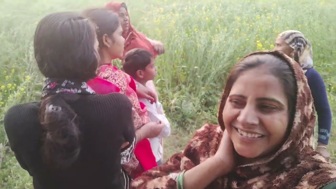 हम लोग खेत पर साग खाने आए हैं 🫵😱😱😆🫠😥