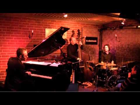 Manuel Rocheman Trio: "Waltz for Debbie" (Bill Eva...