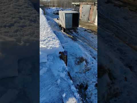 убираем кровлю гаража от снега.