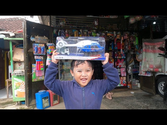 Ade bocil beli helikopter mainan class=