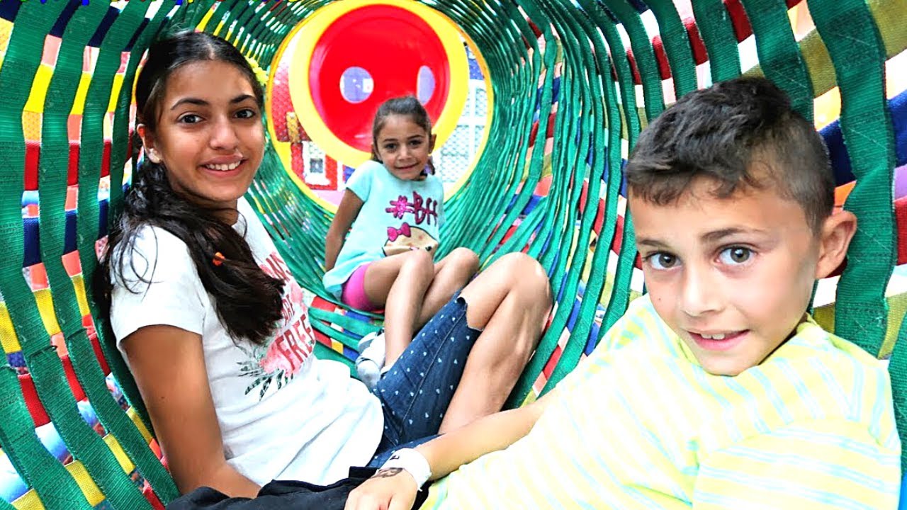 Heidi y Zidane juegan en el túnel infantil con sus amigos