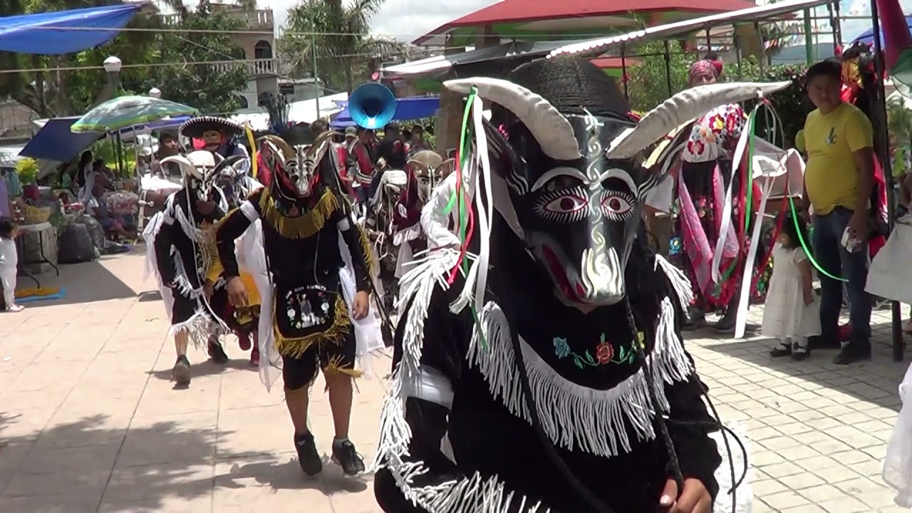 las danzas llegando a l a iglesia