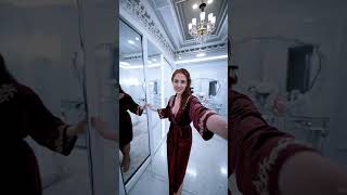 Anna Gizlice Elsanın Elbisesini Deniyor Sizce Yakışır Mı?