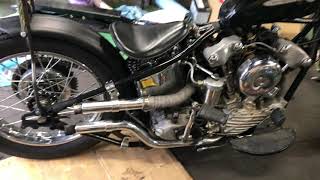 バイク屋 HANCAR の日常。。Harley-Davidson knuckleheadにバッフルを着けて音の変化を試しているが。何度も落ちちゃうインナーバッフル君。。その様に笑う髪長おじさん。。