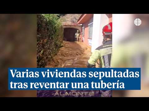 Several homes buried after a pipe bursts in Matalascañas (Huelva)
