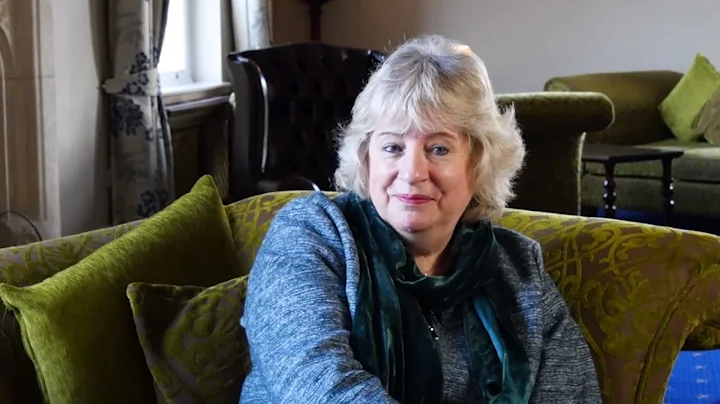 10 minute interview with Dame Alison Peacock | Uni...