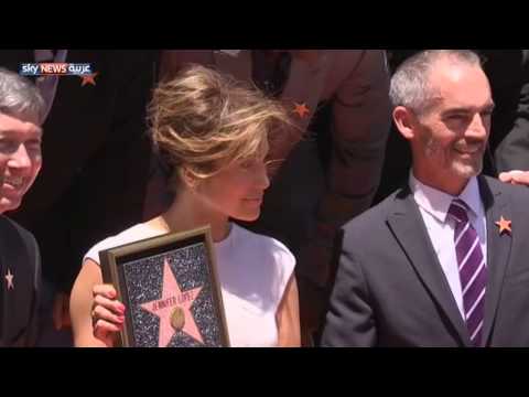 لوبيز تحظى بنجمة في ممر الشهرة