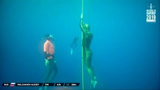 غطس إلى عمق 118 متراً تحت الماء لمدة 4 دقائق