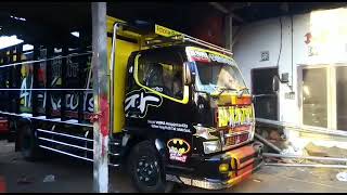 Truk canter hitam classic. Istimewa
