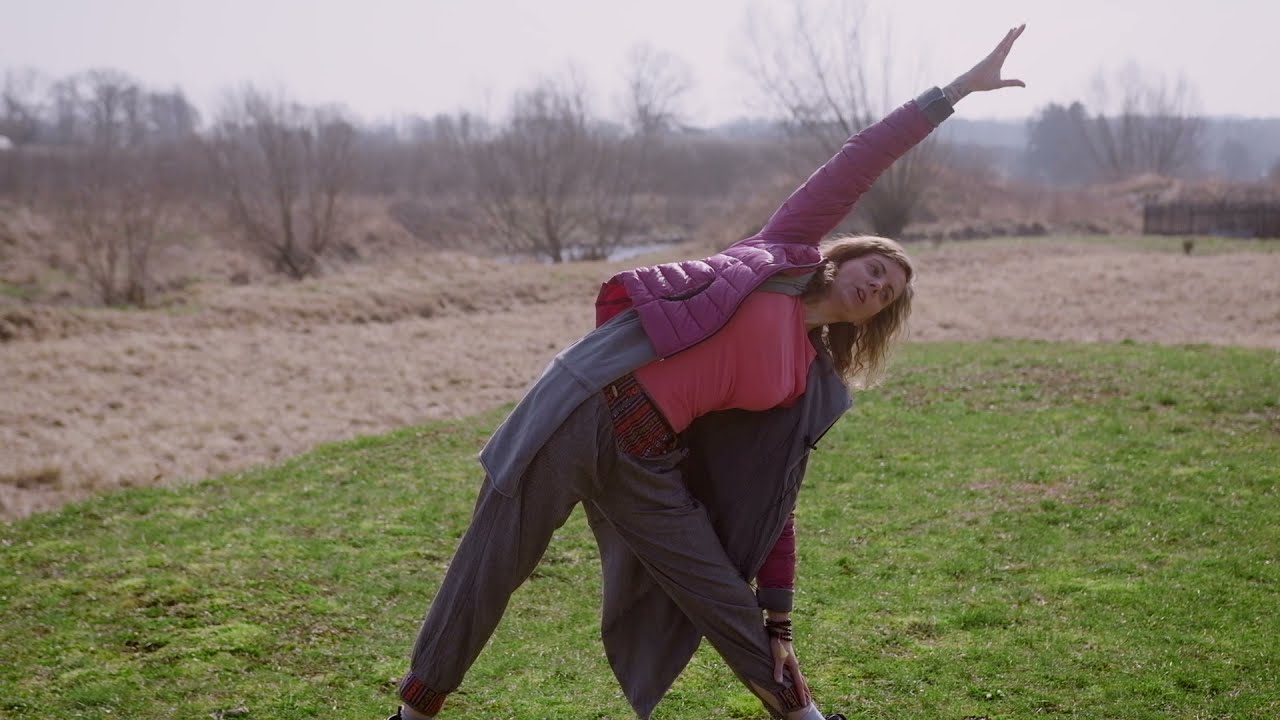 Joga dla jeźdźców - rozgrzewka przed jazdą na stojąco bez maty Wild Hill Ranch jazda western