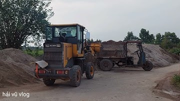 Máy xúc múc cát lên công nông ba bánh #congnongbabanh