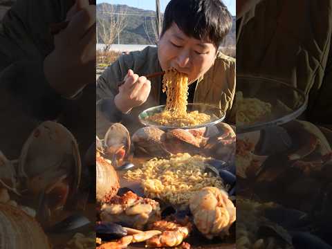 🦀🍜조개에 꽃게, 아귀까지 <strong>해물</strong> 가~득 솥뚜껑 해물라면! #먹방 #shorts #<strong>요리</strong>