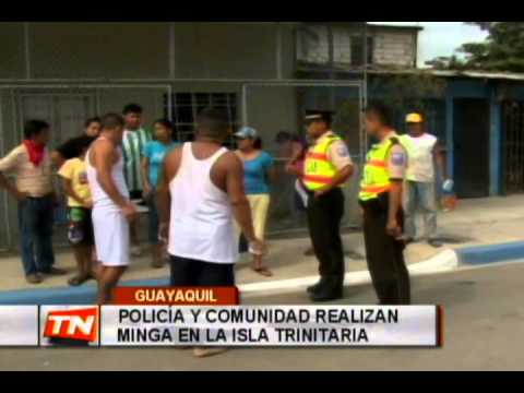 Policía y comunidad realizan minga en la Isla Trinitaria
