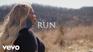 Vignette de la vidéo "Maranda Curtis - Run (Official Video)"