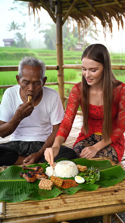 makan nasi liwet berdua bersama suamiku di sebuah gubuk di desa #food #love #rain #flyxo