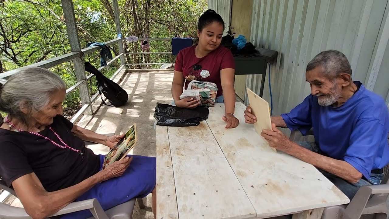 Matrimonio de 90 Años Felices Por el Regalo Que le Llevamos