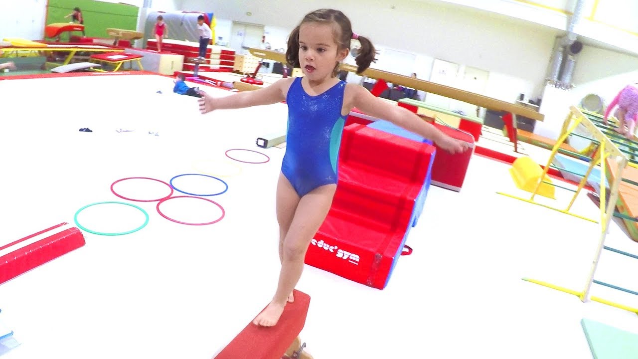 PREMIER COURS de GYMNASTIQUE INDOOR FR - ENTRAINEMENT avant le CONCOURS ? -  La Famille Démo Jouets 