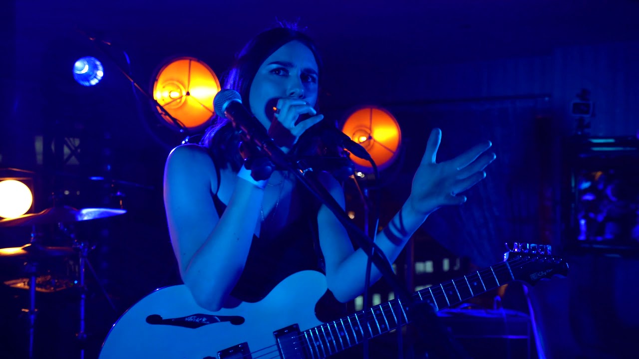 Ver Natalie McCool Live - Take Me To Your Leader at Signature Live Sessions en YouTube Ver Natalie McCool Live - Take Me To Your Leader at Signature Live Sessions en YouTube