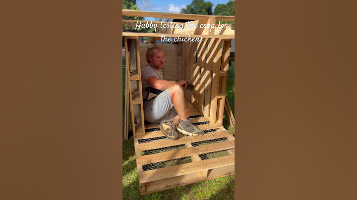 𝐒𝐦𝐚𝐥𝐥 𝐂𝐡𝐢𝐜𝐤𝐞𝐧 𝐜𝐨𝐨𝐩 𝐦𝐚𝐝𝐞 𝐨𝐟 𝐰𝐨𝐨𝐝 𝐩𝐚𝐥𝐥𝐞𝐭𝐬. #chicken #coop #homestead