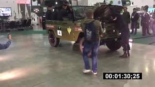 Российские солдаты разобрали машину за 90 сек и уехали на ней видео