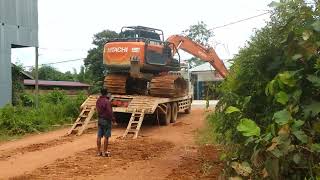 Proses excavator naik tronton