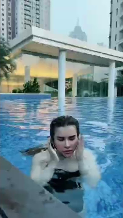 Hot maria vania di kolam renang 😱