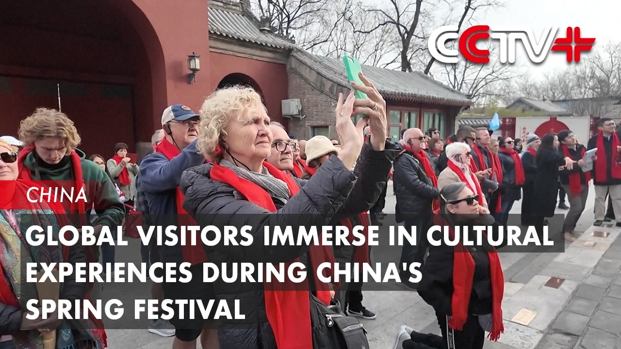 Иностранные туристы погружаются в культуру Китая во время празднования Китайского Нового года.