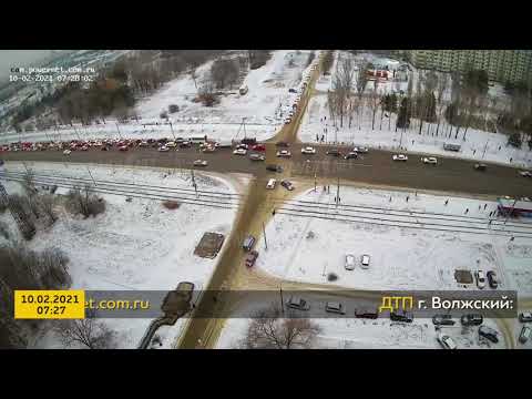 «Бедолаге досталось»: авария на перекрестке в Волжском попала на видео