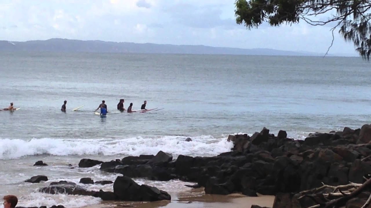 Nice waves at Noosa main beach - YouTube