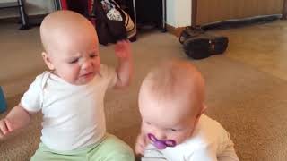 مواقف اطفال مضحكة جدا ستموت من الضحك Funny Twin Babies Arguing Over Everything