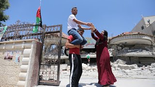 أحمد منتصر الشلبي يحتفل بتفوقه في التوجيهي على أنقاض منزله الذي هدمه الاحتلال خلال فترة الامتحانات