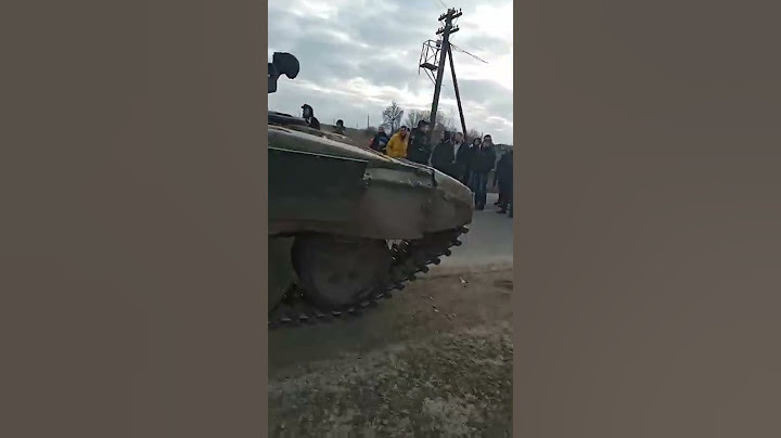 В Корюковке Черниговской области полиция с населением остановили российские танки.