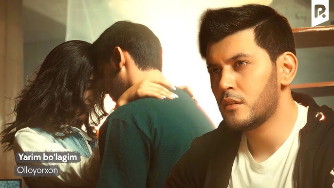 Boyalgan lablari bilan dikni yalayotgan ayolning yaqindan olingan onlayn videosi