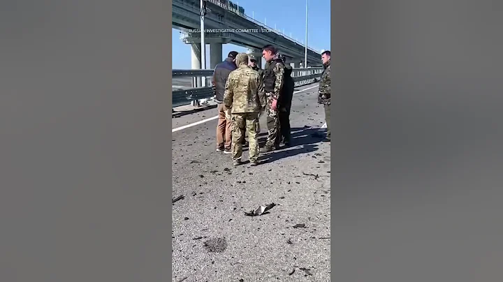 Russian military personnel survey Kerch Bridge explosion damage - DayDayNews