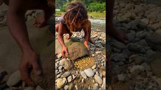 Oh, my God, This Man Found Gold Nuggets Inside Quartz Rock #golddiscovery #findinggold #goldnuggets