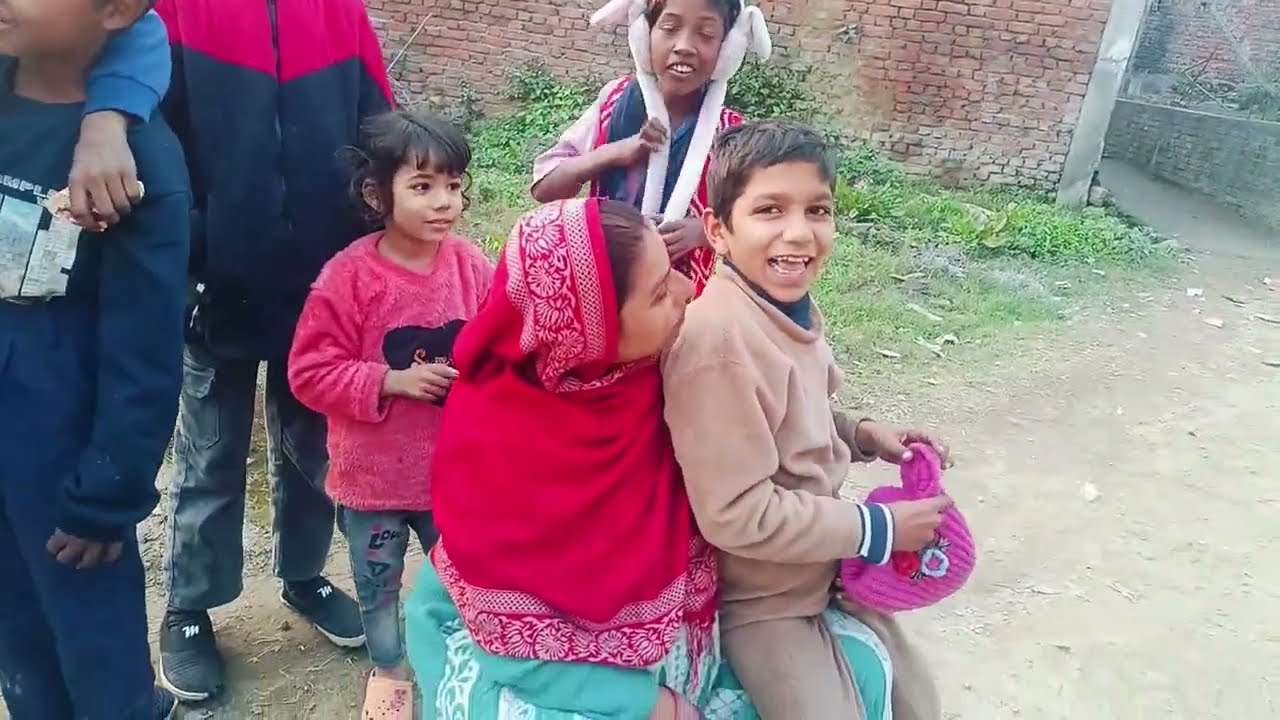 आज नगर पंचायत वालों ने हमारे यहां कराई जेसीबी से खुदाई