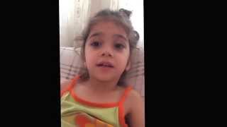 Emine ilahi söylüyor