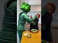 【悲報】ブロッコリーを食べてたら、本物が復讐に来たｗｗｗ 😂😂