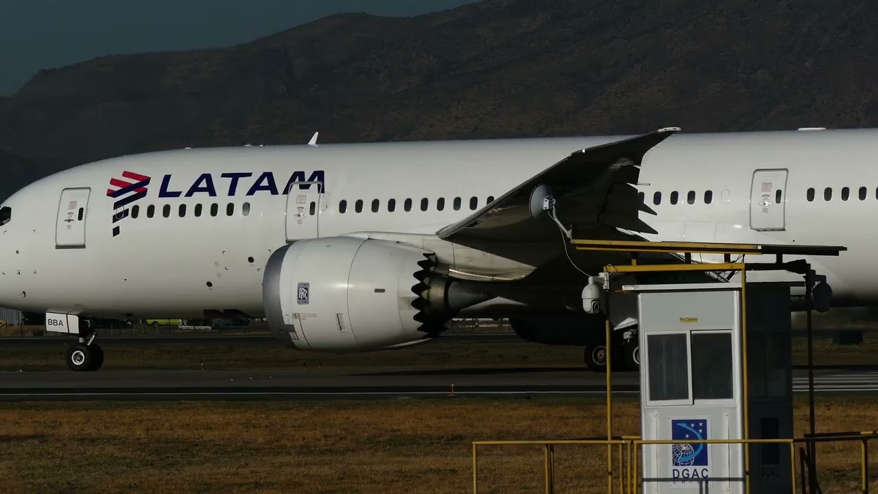 Boeing 787-8 Dreamliner CC-BBA TakeOff 17L Scel