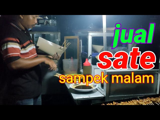 berjualan sate gerobakan sampai malam #agussatevlog #sategerobakan class=