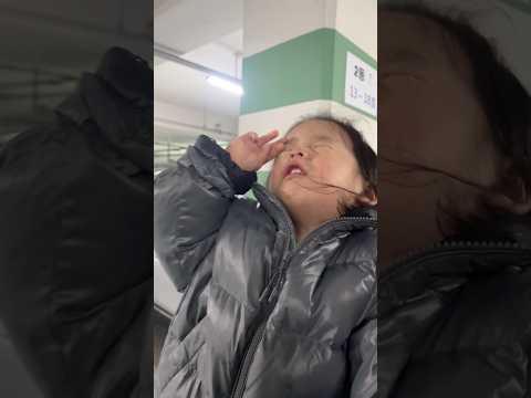 할머니와 헤어져서 오열하는 2살 아들