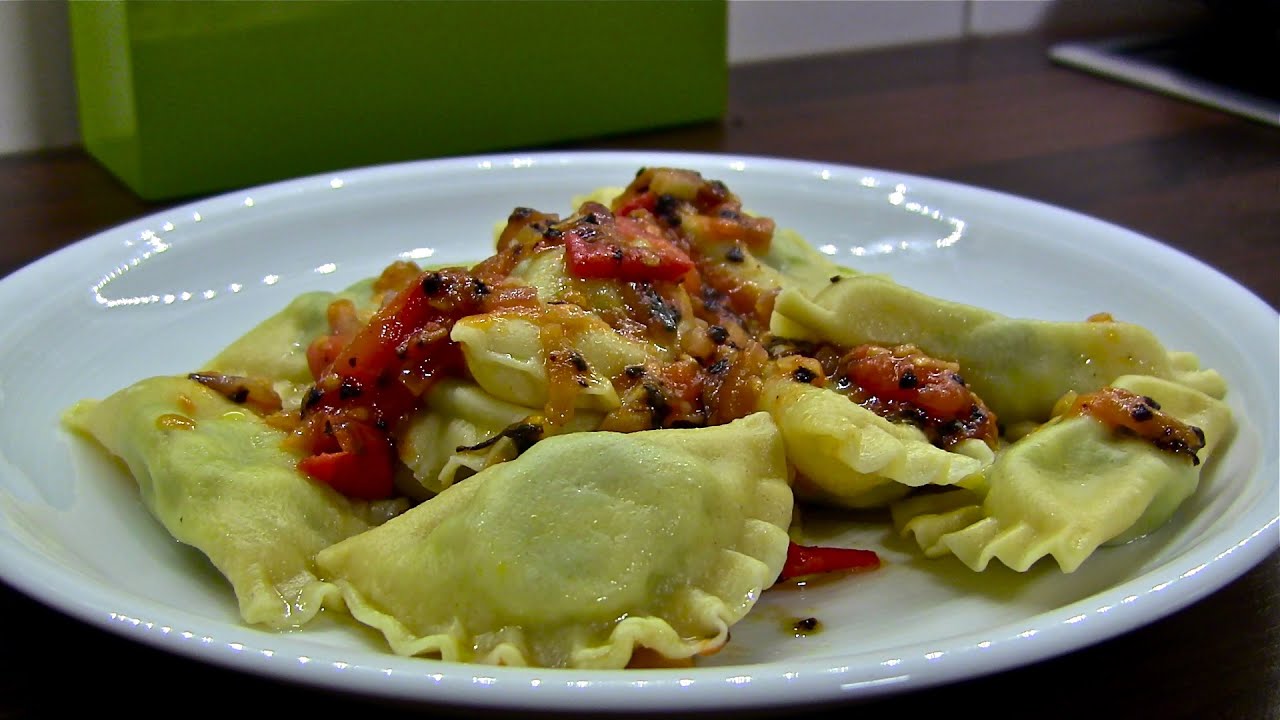 Ravioli-Teigtaschen in Tomatensauce mit Fleischfüllung-Italienische ...