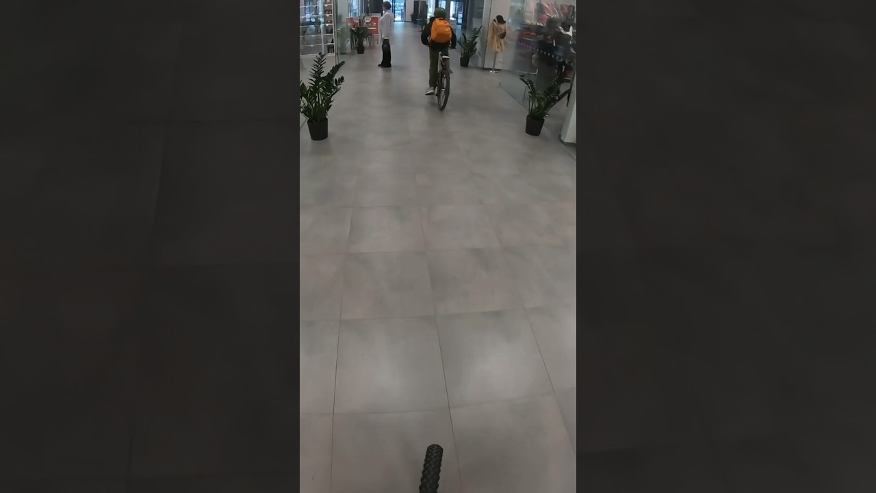 Ворвались в магазин на велике 