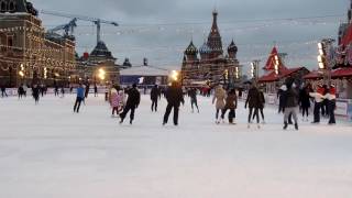 Крутое падение мужика на катке на Красной площади