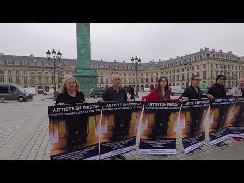 Акция в поддержку Петра Павленского на Вандомской площади в Париже