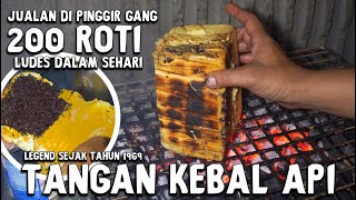BUKAN MAIN !! AMBIL ROTI YANG DI BAKAR MASIH PAKE TANGAN KOSONG !! Lokasi di pinggir gang sejak 1969