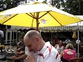 Zanger Petro  live met de jingle voor Gek en Onwies