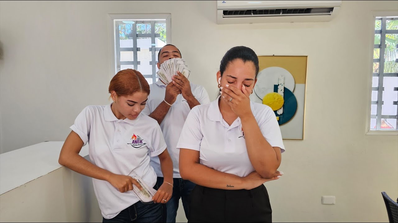 Jefe se hace pasar por cliente para poner a prueba a sus empleado y se llevan una sorpresa.