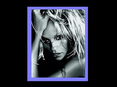 Video: Pamela Andersone Nogriež Savus Ikoniskos Blondos Matus