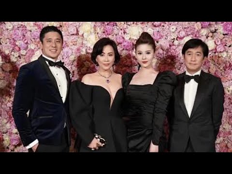 弟媳晒全家福为刘嘉玲庆生，梁朝伟站C位甜搂太太，脸上皱纹明显